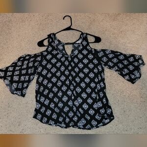 NWOT Eyeshadow Black and White Floral Top shirt Womens MEDIUM  Cut Out Sleeves